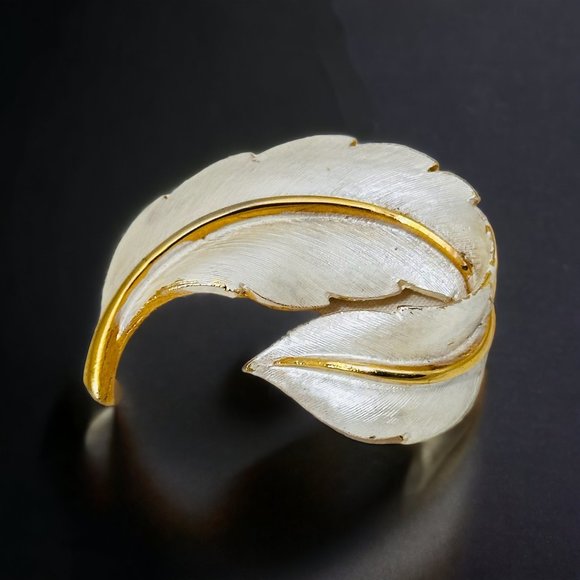 Vintage Silvery-White Brushed Enamel Leaf/Feather Brooch Signed JJ - Picture 2 of 8